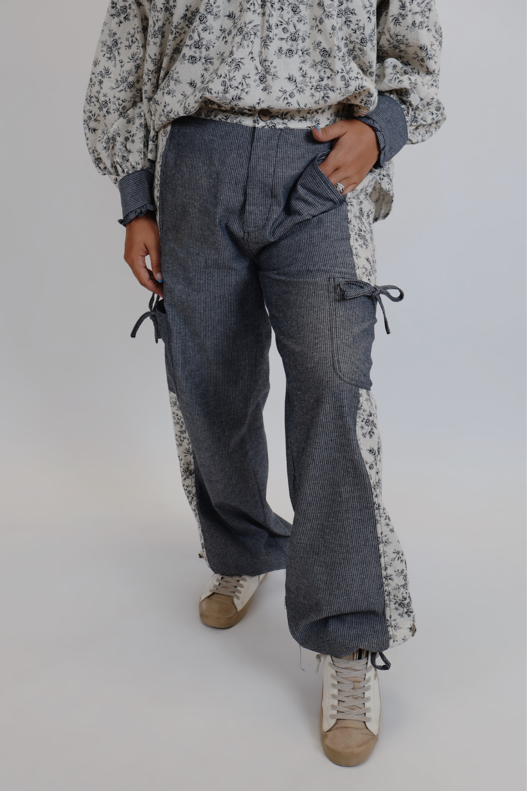 Cargohose mit Blütenblatt-Patch